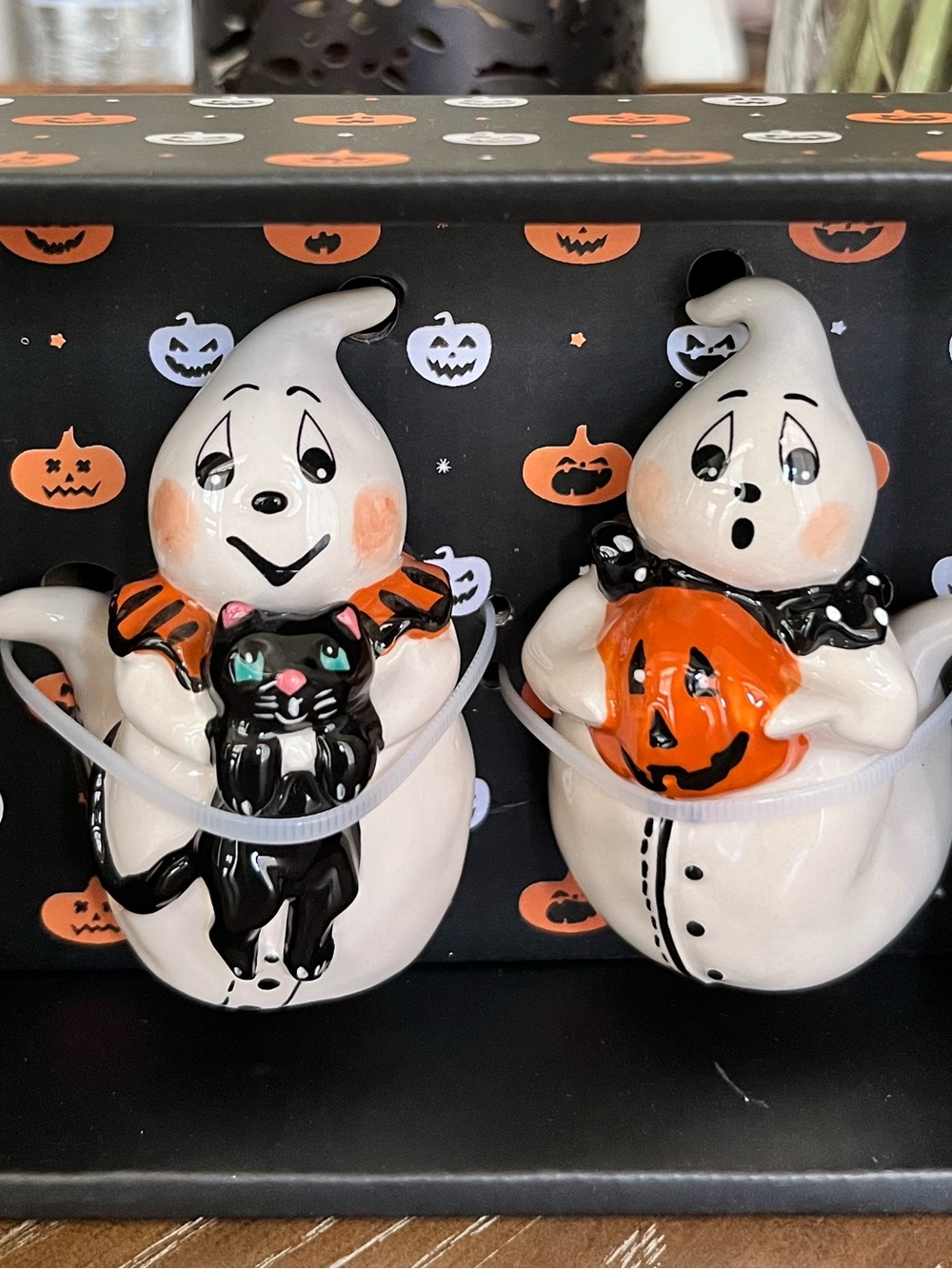 NIB Blue Sky Clayworks Halloween Spooky Ghosts Salt & Pepper Shaker Set